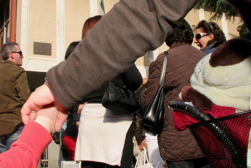 Ladri in agguato delle auto lasciate davanti alle scuole
