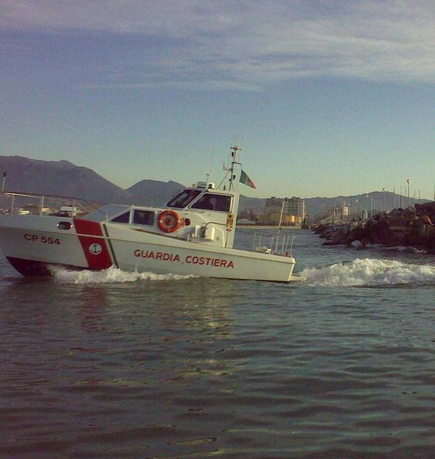 Yacht con motore in avaria e dodici a bordo Soccorsi dal personale della guardia costiera