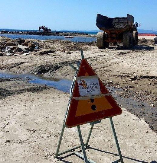 Lavori sulla spiaggia e ruspe che corrono, protestano i primi bagnanti follonichesi
