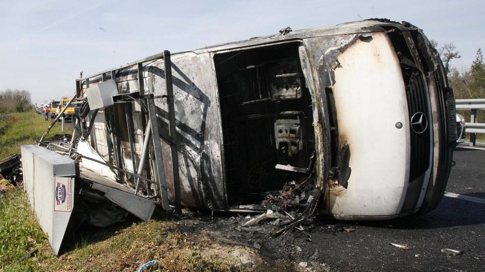 Schianto sull’A12 Furgone si ribalta e va a fuoco