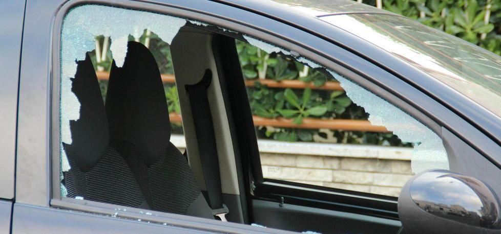 Si fingono ciclisti e rubano nelle auto 