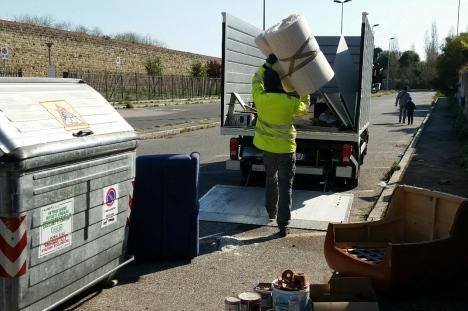Materassi, poltrone e pancali caccia agli autori della discarica 