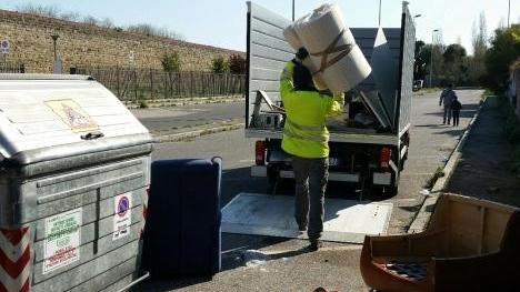 Materassi, poltrone e pancali caccia agli autori della discarica
