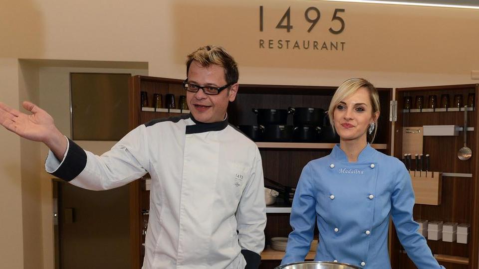 Spyros apre la scuola di cucina al 1495