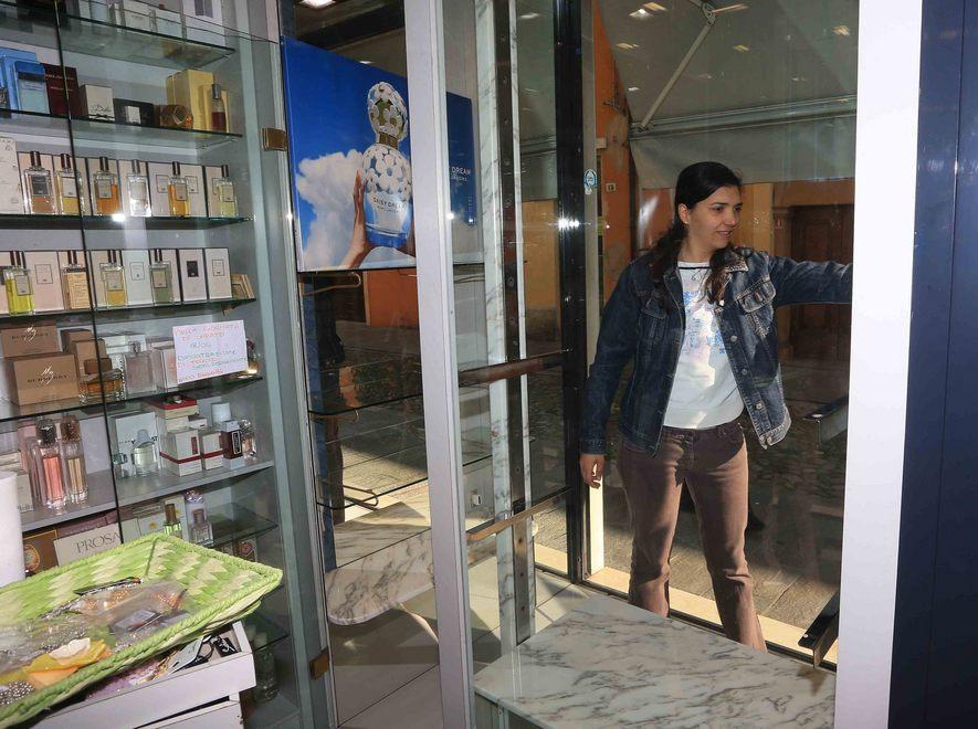 Squarciano la vetrina e arraffano i profumi 