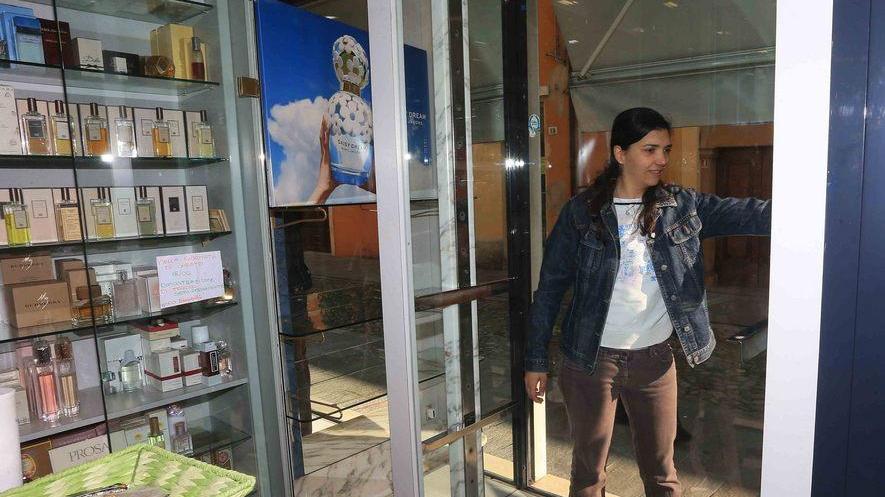 Squarciano la vetrina e arraffano i profumi