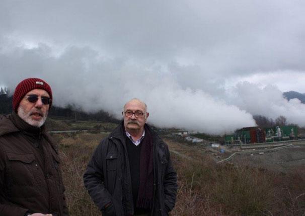 Sergio Bovicelli (Rc) e Carlo Balducci (Sos Geotermia) e sullo sfondo la centrale di Bagnore