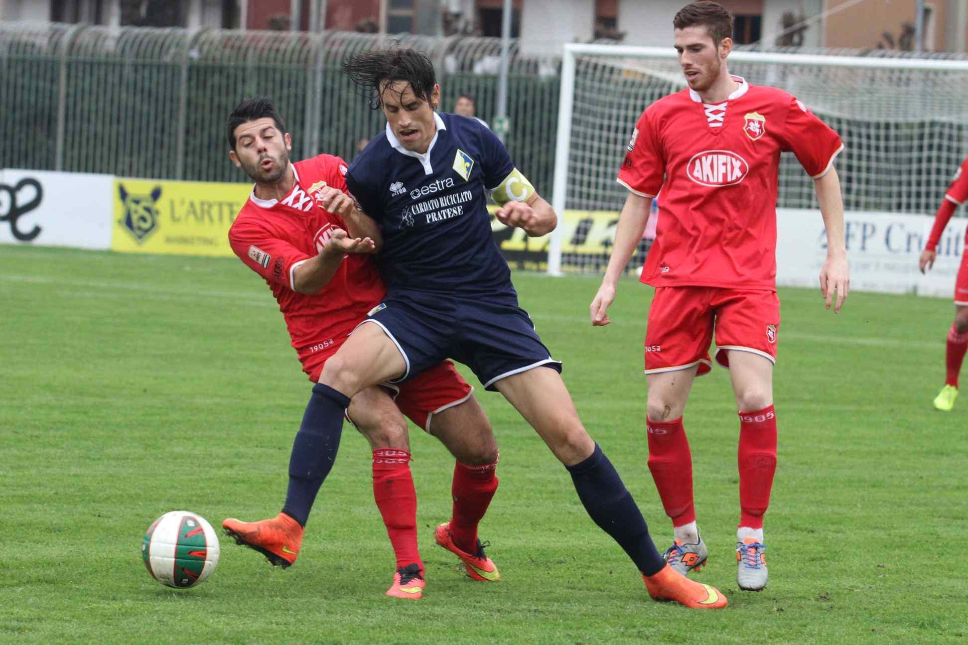 Una fase di gioco della partita di andata fra Prato e Ancona