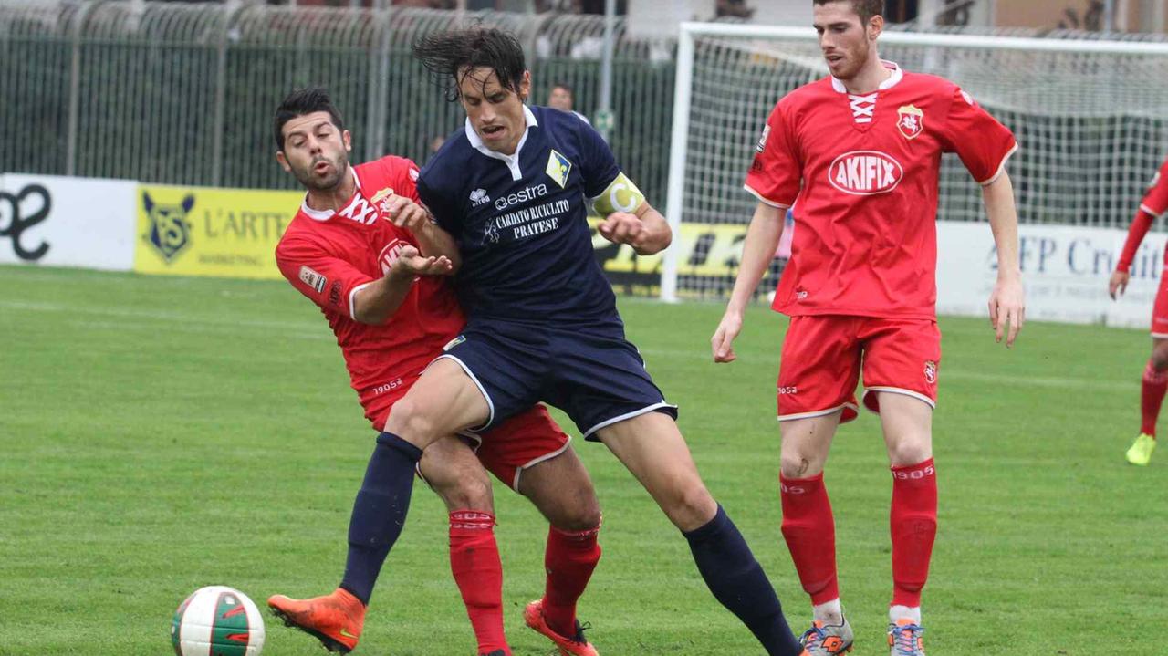 Una fase di gioco della partita di andata fra Prato e Ancona