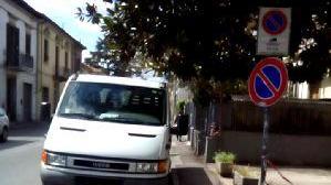 Il divieto di sosta mai rispettato tra via Curtatone e via Oberdan