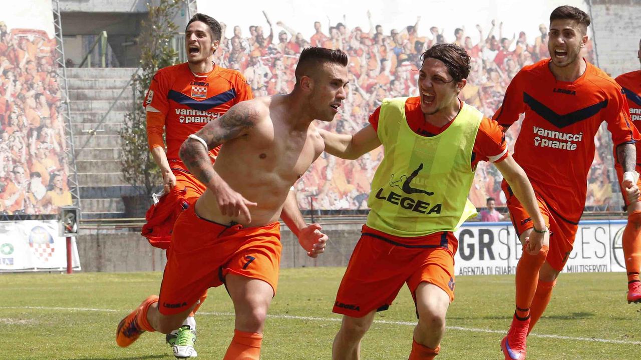 L'esultanza di Falzerano dopo il gol del 3 a 1 all'Aquila (Foto Gori)