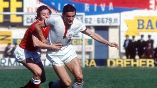 Gigi Riva in azione nella partita contro il Bari del 12 aprile 1970 che assegnò lo scudetto al Cagliari