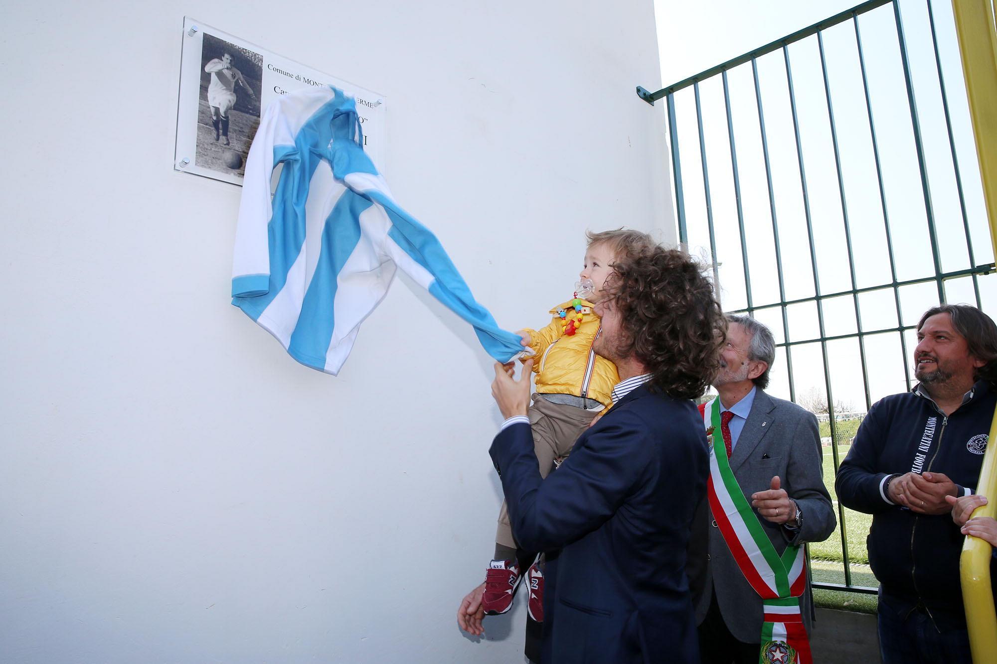 Il piccolo Lapo scopre la targa con dedica ad Amos Mariani (Foto Nucci)