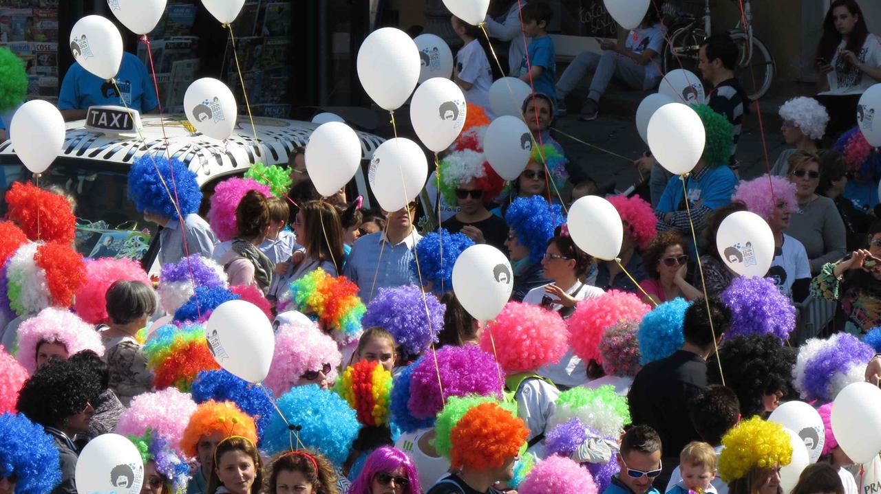 Parrucche e palloncini allla gran festa del Nicco fans Club (foto Batavia)