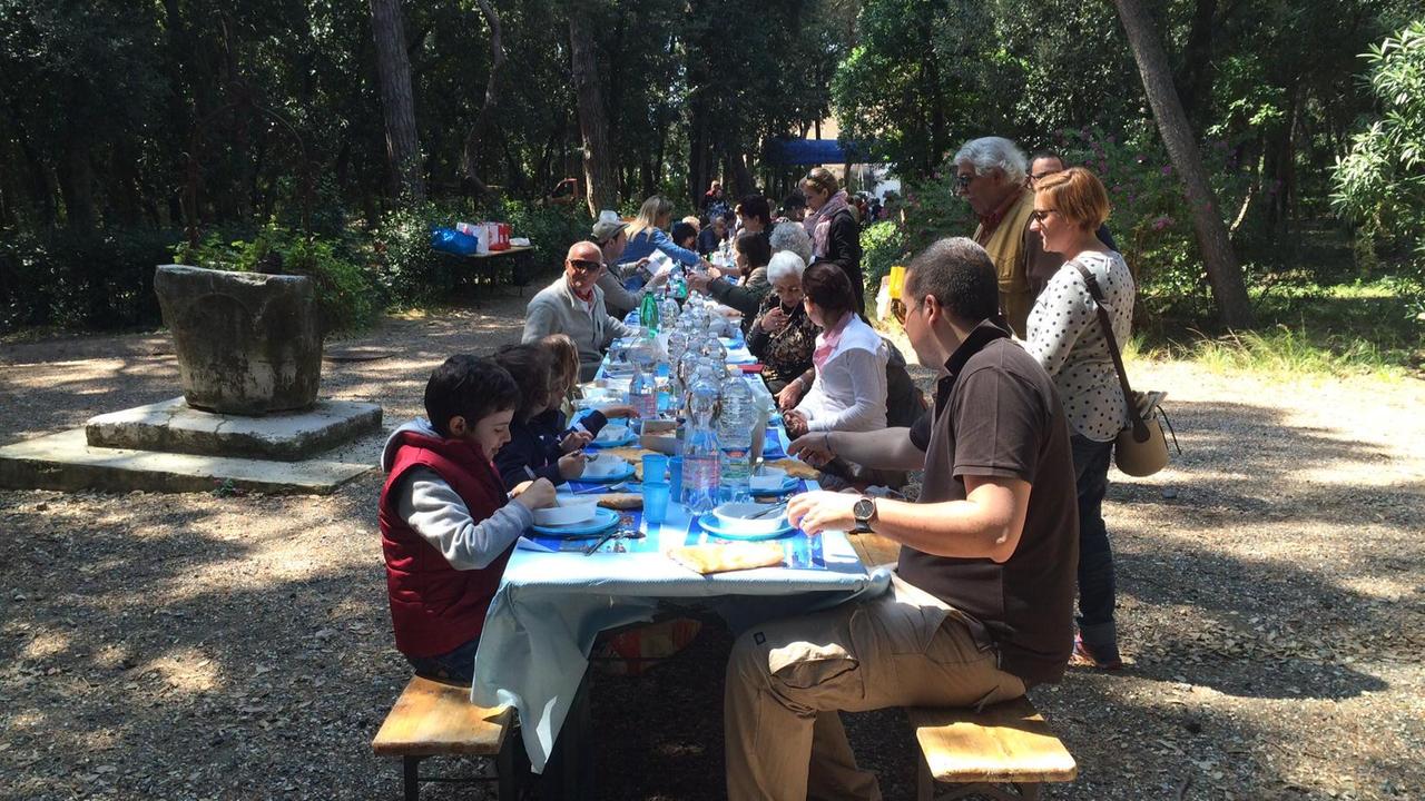Uno scatto della maxi-tavolata organizzata dentro il parco del Pasquini (foto Falorni/Silvi)