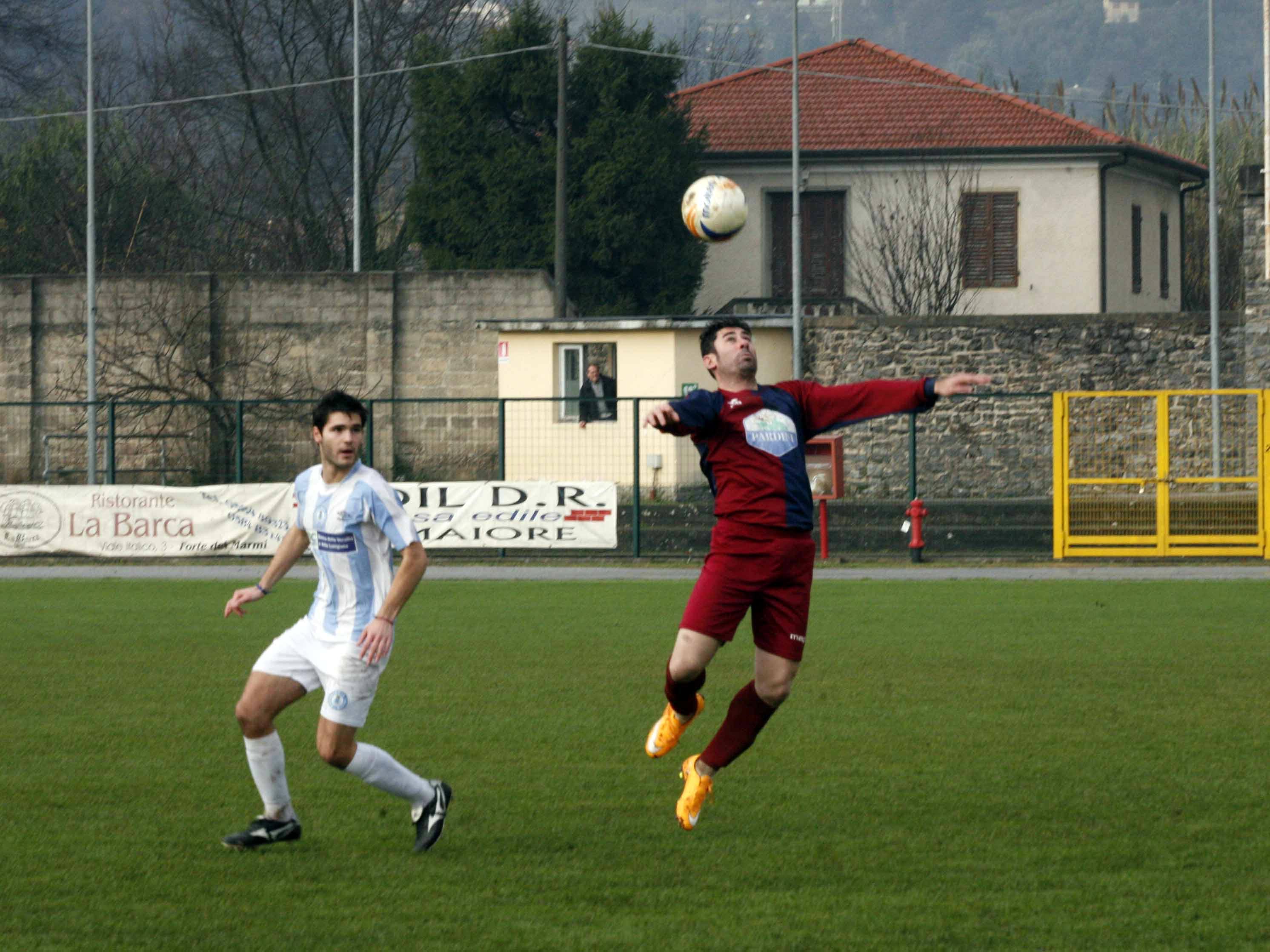 Federico Tosi in azione: suo uno dei tre gol con cui il Camaiore ha espugnato il campo della Pro Livorno