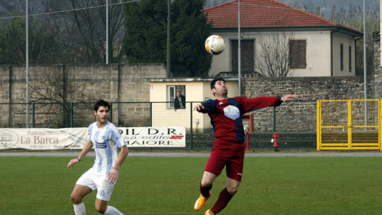 Federico Tosi in azione: suo uno dei tre gol con cui il Camaiore ha espugnato il campo della Pro Livorno