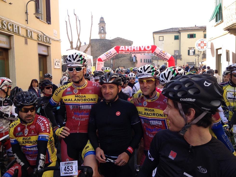 Paolo Bettini con i ciclisti a Pomarance