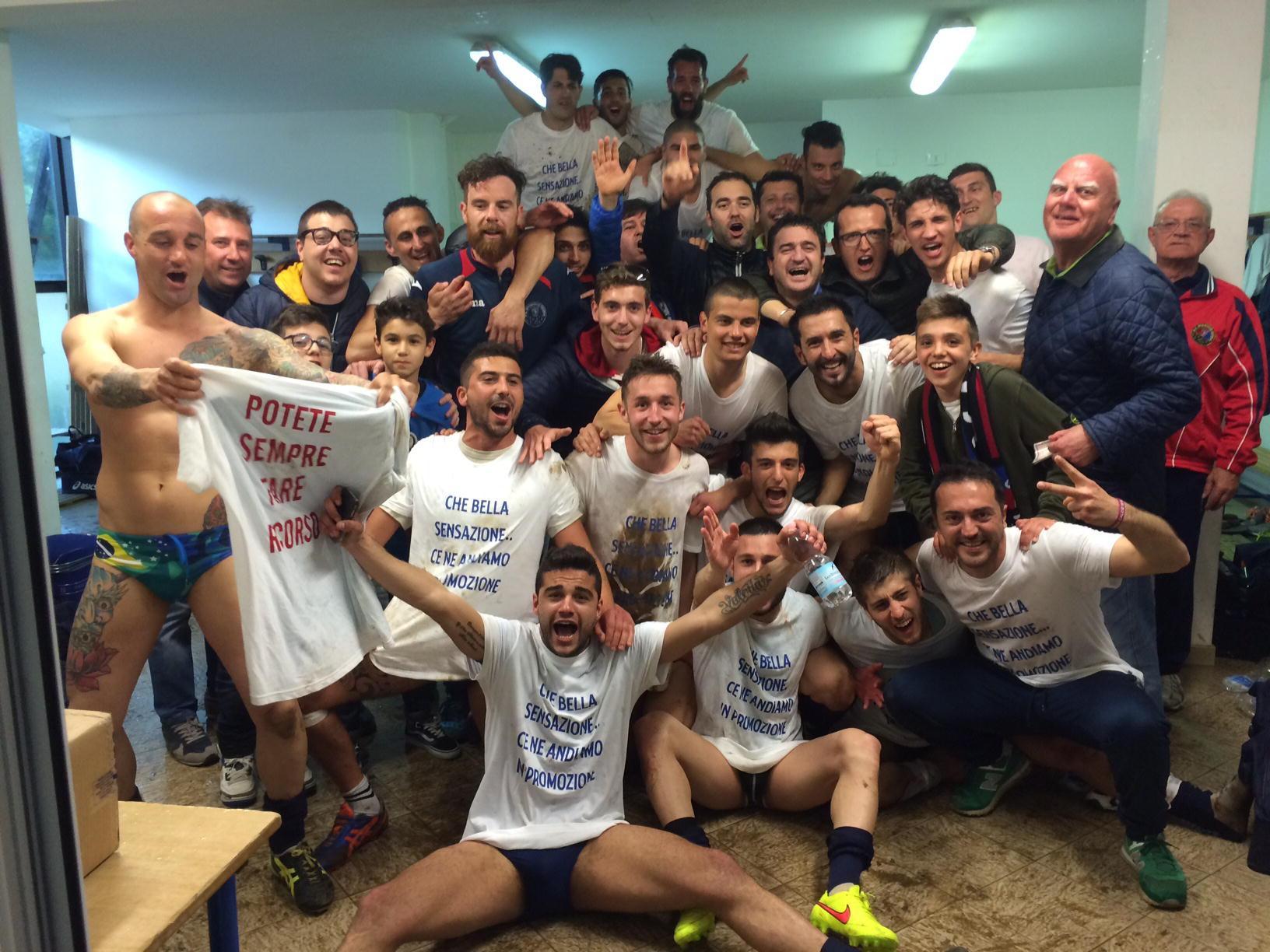 L'esultanza nello spogliatoio del Cecina calcio