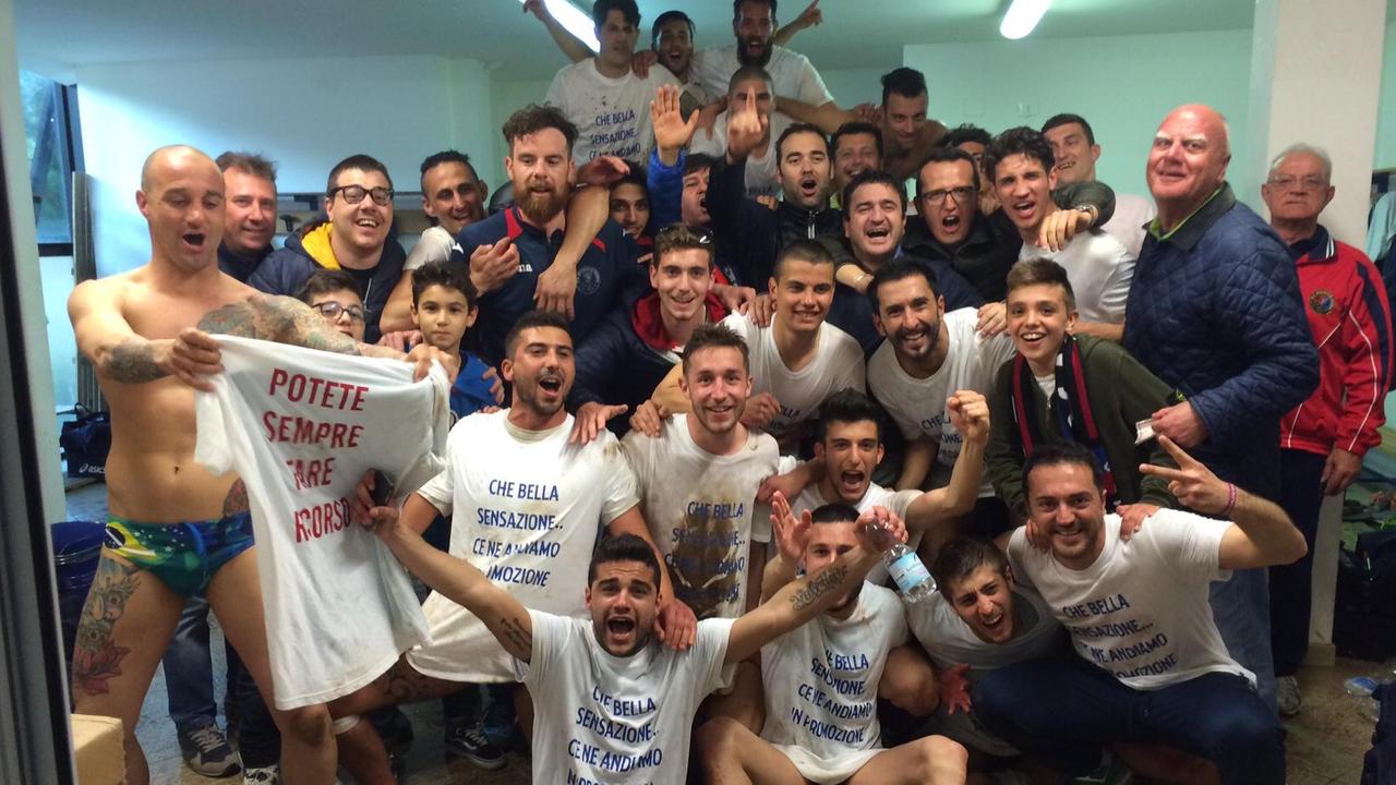 L'esultanza nello spogliatoio del Cecina calcio