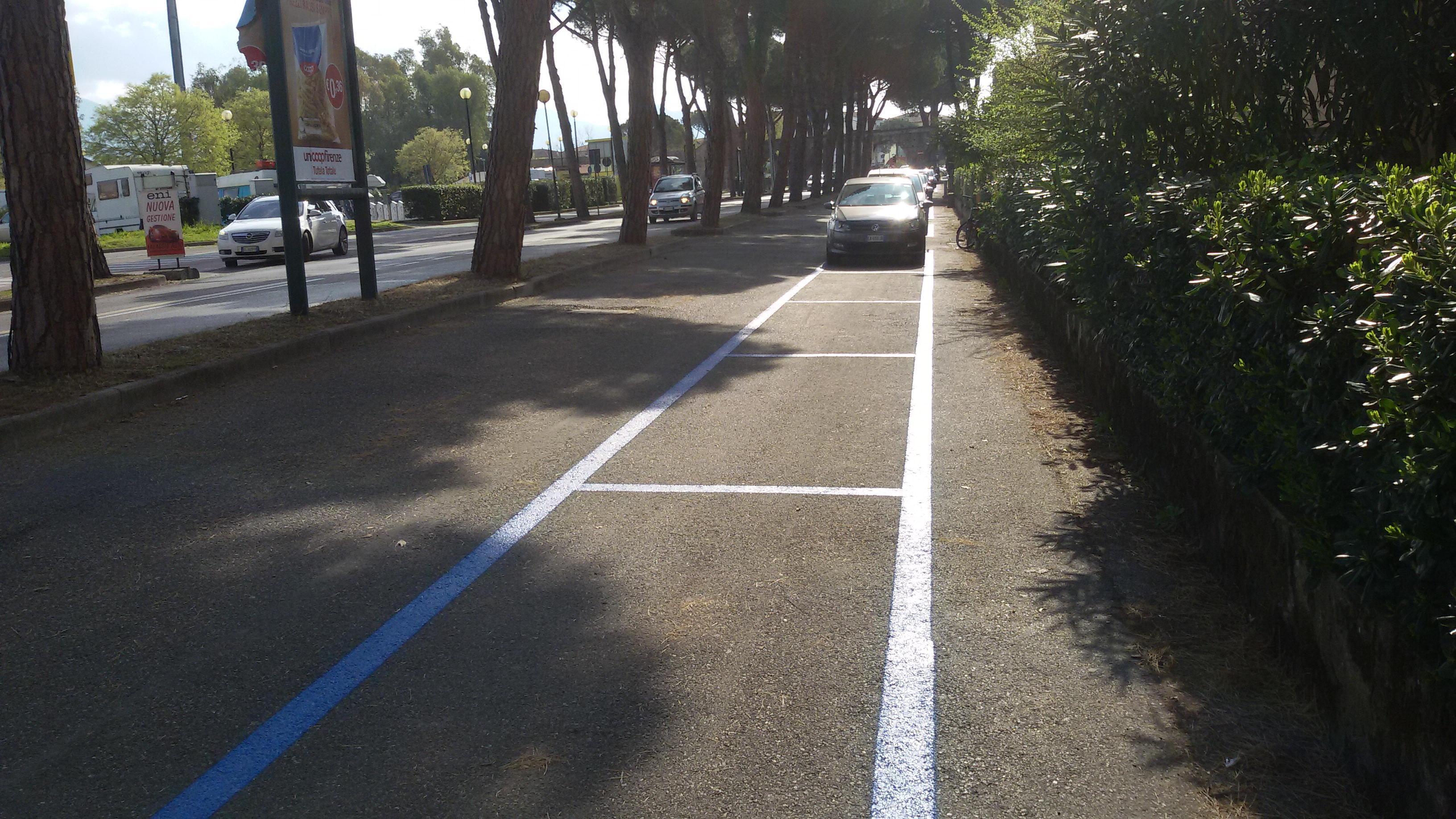 Gli stalli disegnati all’inizio di via di Pratale