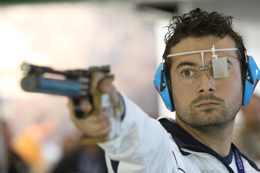 Il tiratore pietrasantino Luca Tesconi impegnato in gara