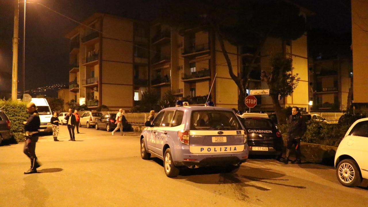La polizia sul luogo della sparatoria ai Poggi