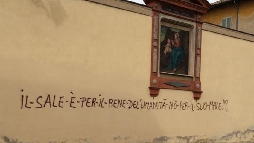 «Ripulite quel muro imbrattato da settimane»
