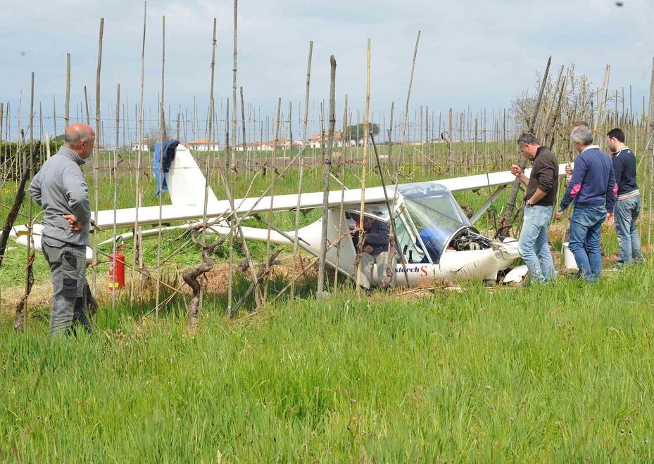 Aereo cade tra i campi, pilota illeso 