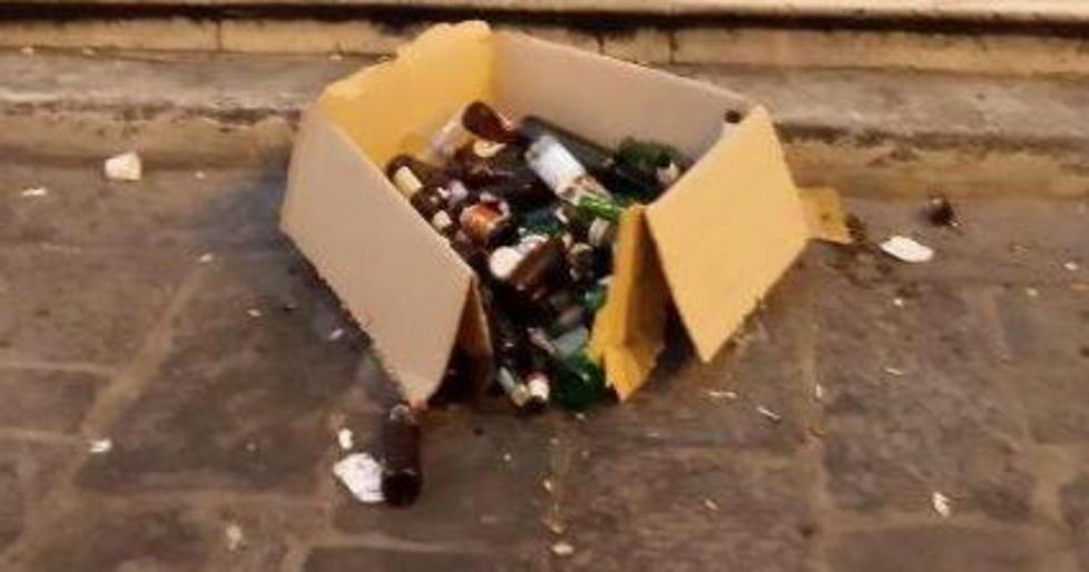 Alba in piazza dei Cavalieri tra vomito e bottiglie vuote 