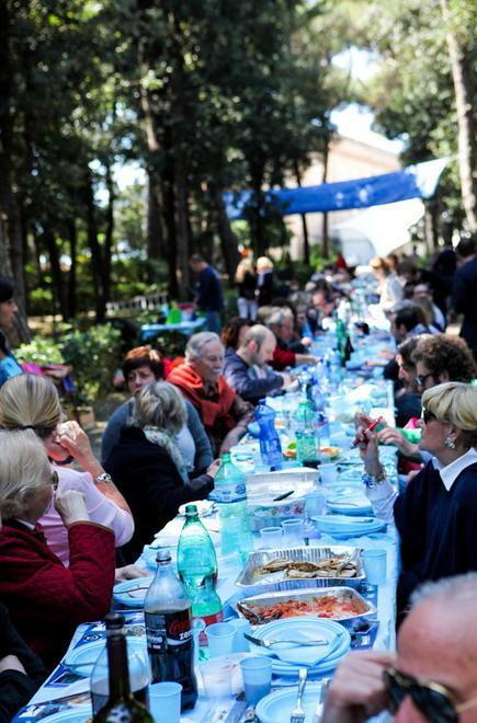 Duecento persone alla maxi-tavolata per Castiglioncello 