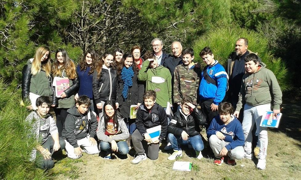 Gli alunni a lezione di pineta