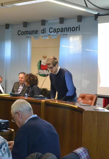 Un orologio da parete fa litigare 5 Stelle e maggioranza