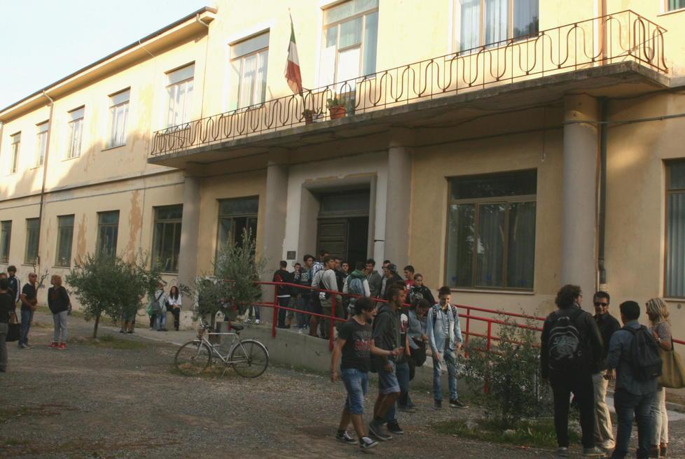 Alberghiero, nuove piastrelle in cucina
