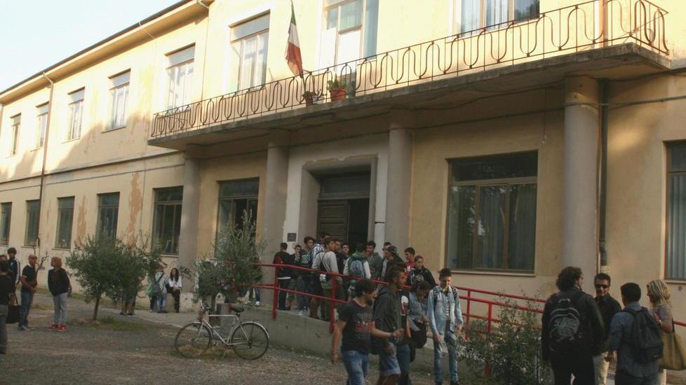 Alberghiero, nuove piastrelle in cucina