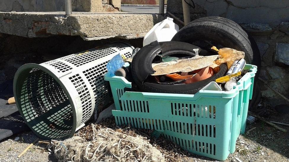 La scesa al mare è con vista sui rifiuti