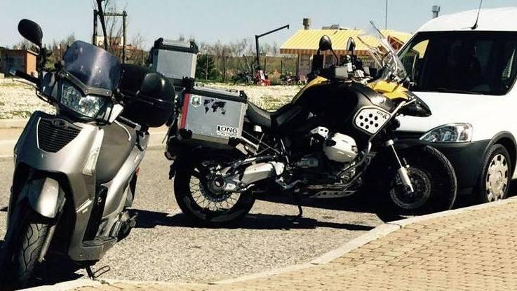 Lo scivolo è “murato” da due moto