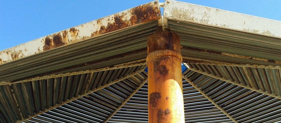 Un gazebo arrugginito da anni dà il “Benvenuti alla spiaggia” 