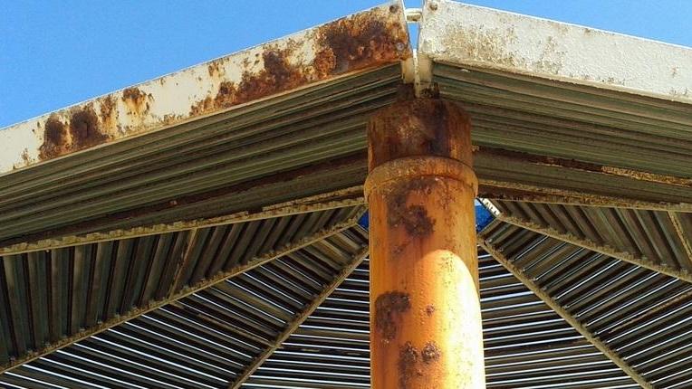 Un gazebo arrugginito da anni dà il “Benvenuti alla spiaggia”