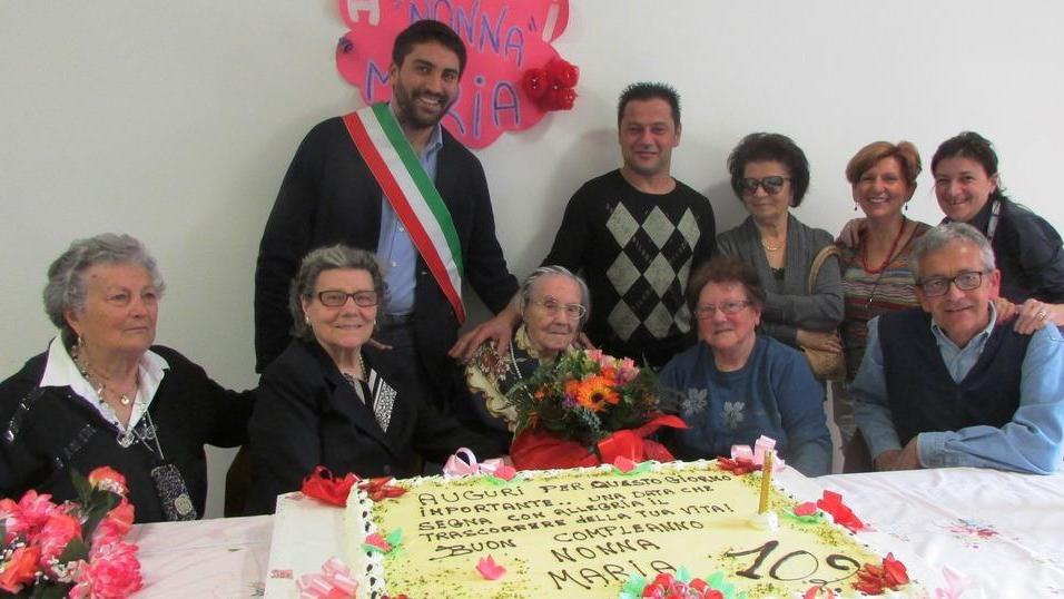 Super torta per i 102 anni di nonna Maria