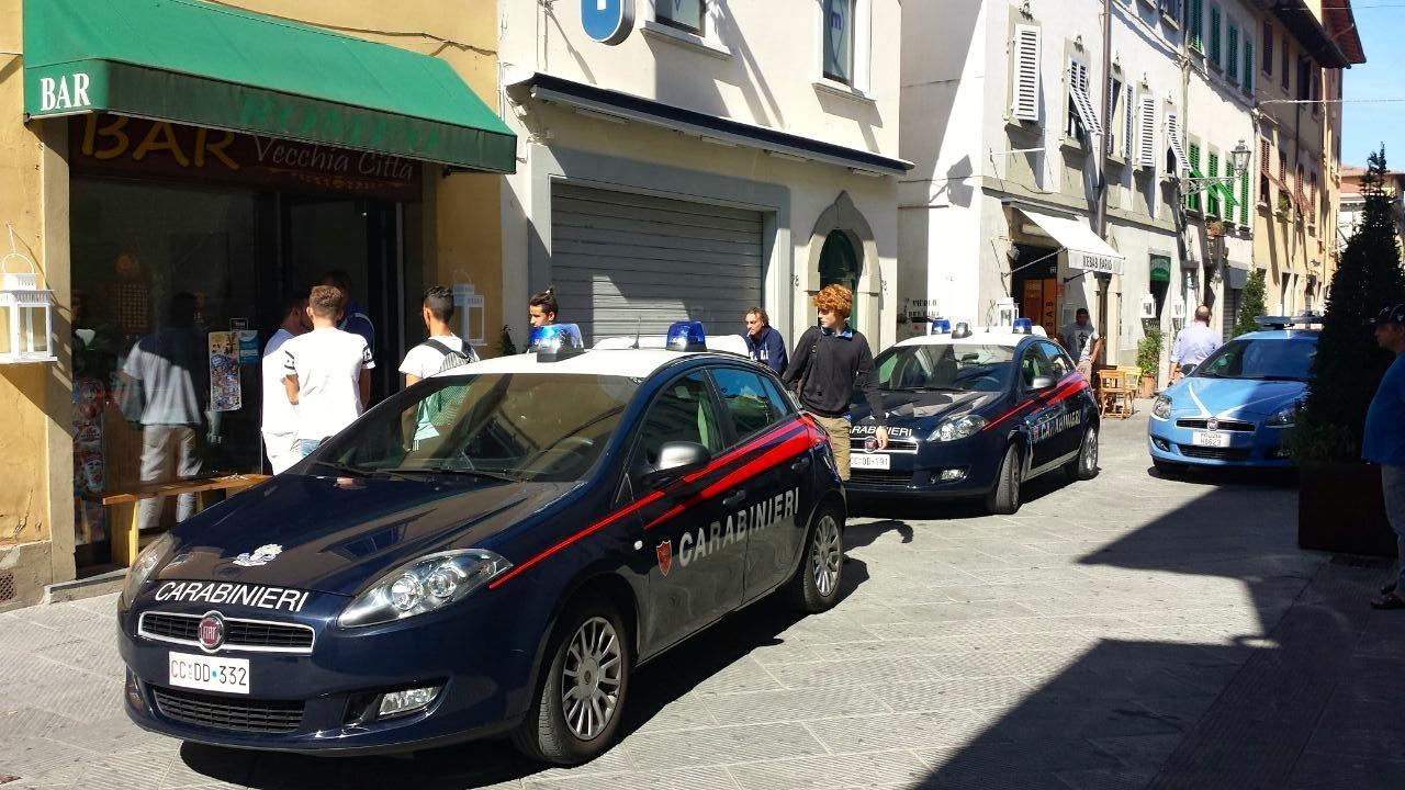 Carabinieri e polizia in via Santa Trinita (foto d'archivio)