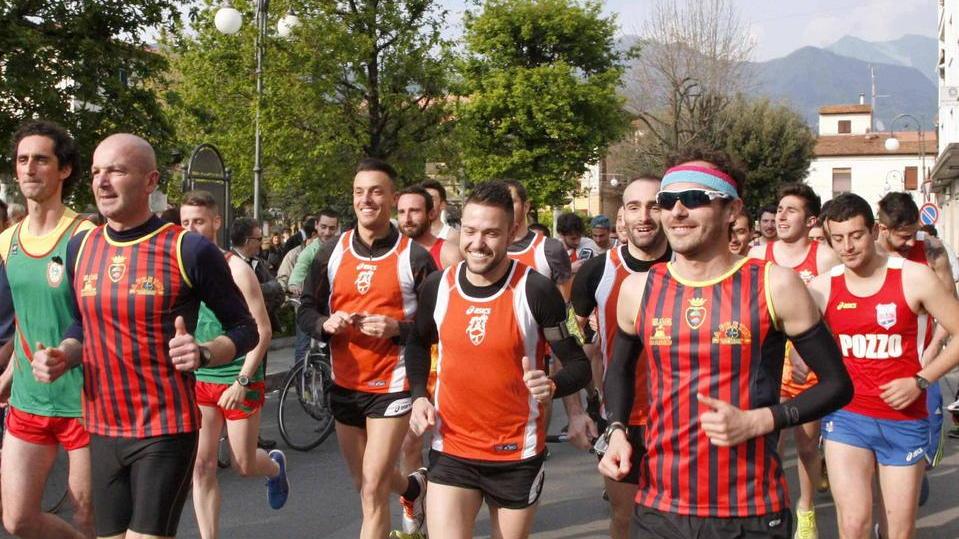 Querceta: ovazioni per la contro-staffetta del Palio