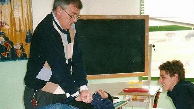 Il dottor Tamberi durante una spiegazione pratica in una scuola