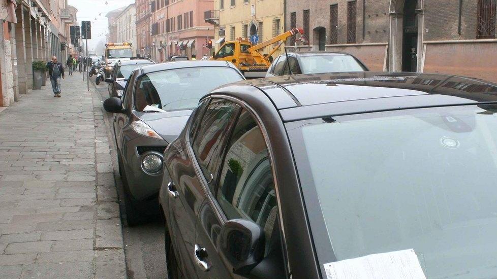 Strage di multe e auto rimosse per il parcheggio al ViviCittà