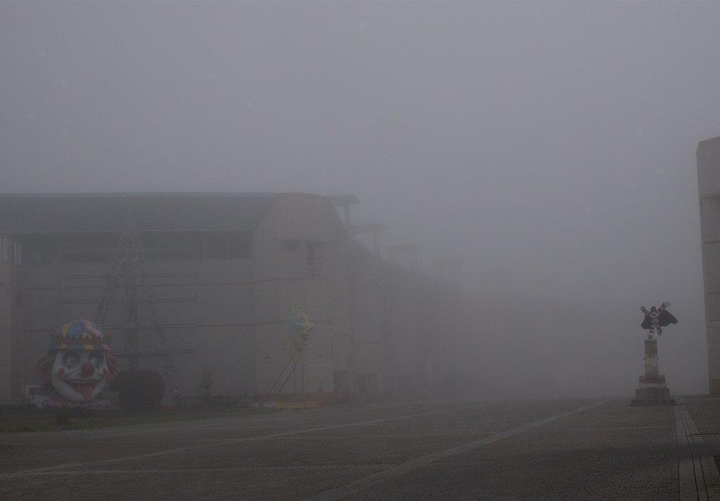 La nebbia avvolge la Cittadella del Carnevale di Viareggio (foto Roberto Paglianti)