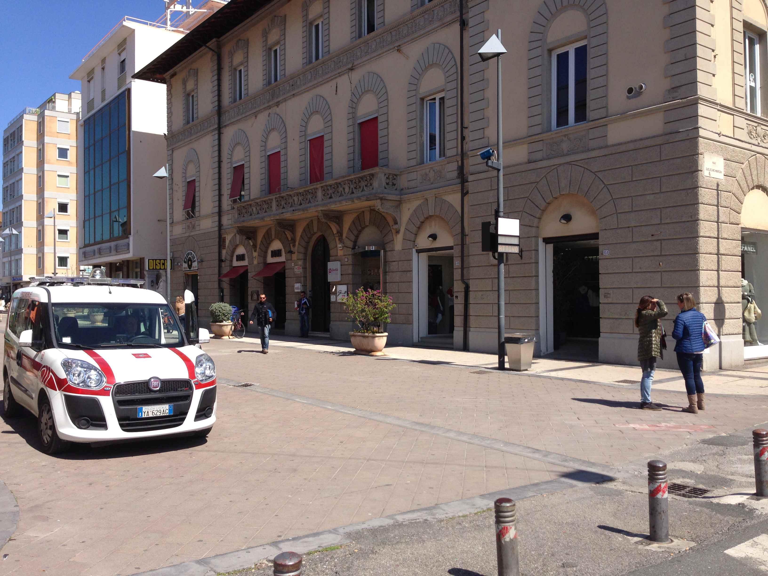 Il varco della Ztl Cecina centro all'incrocio di corso Matteotti con viale Marconi