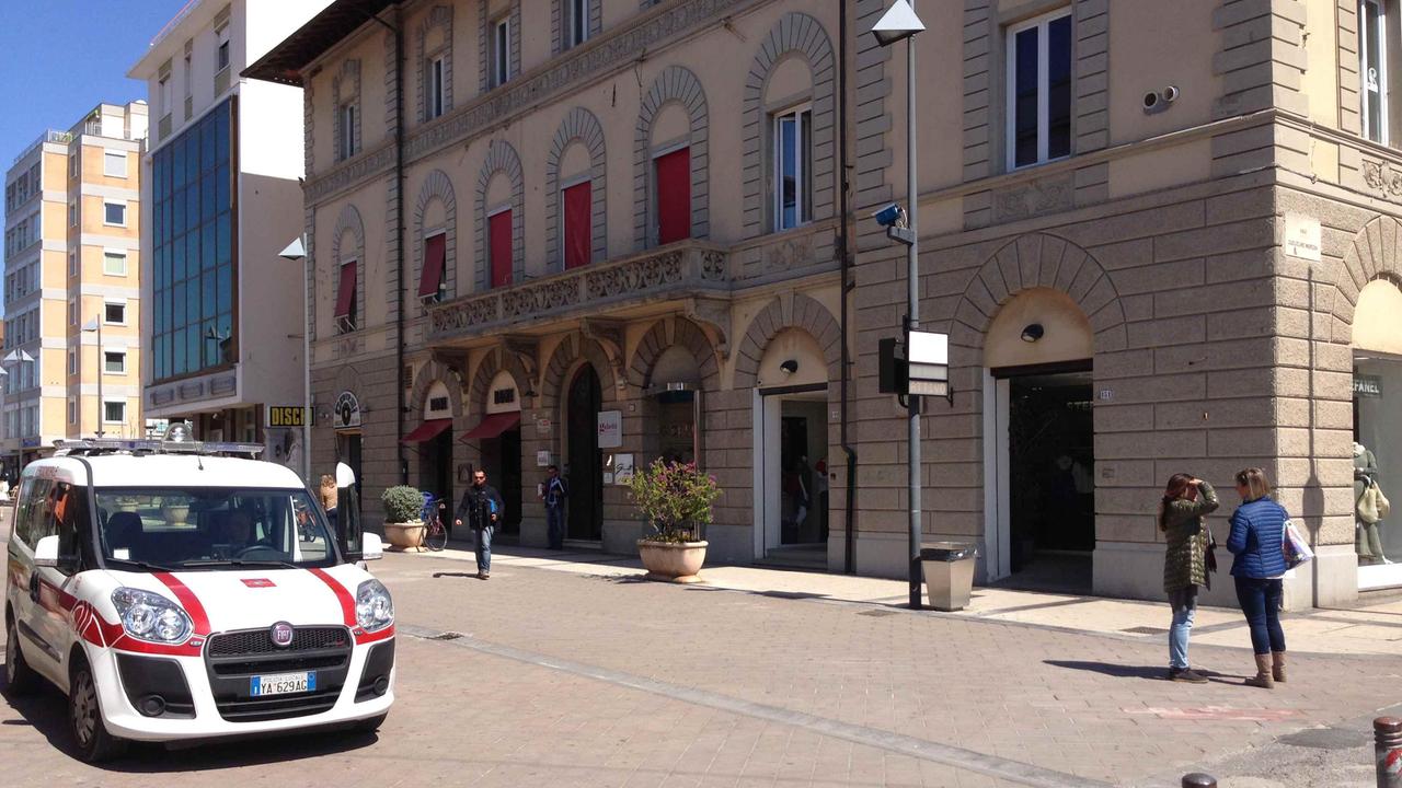 Il varco della Ztl Cecina centro all'incrocio di corso Matteotti con viale Marconi