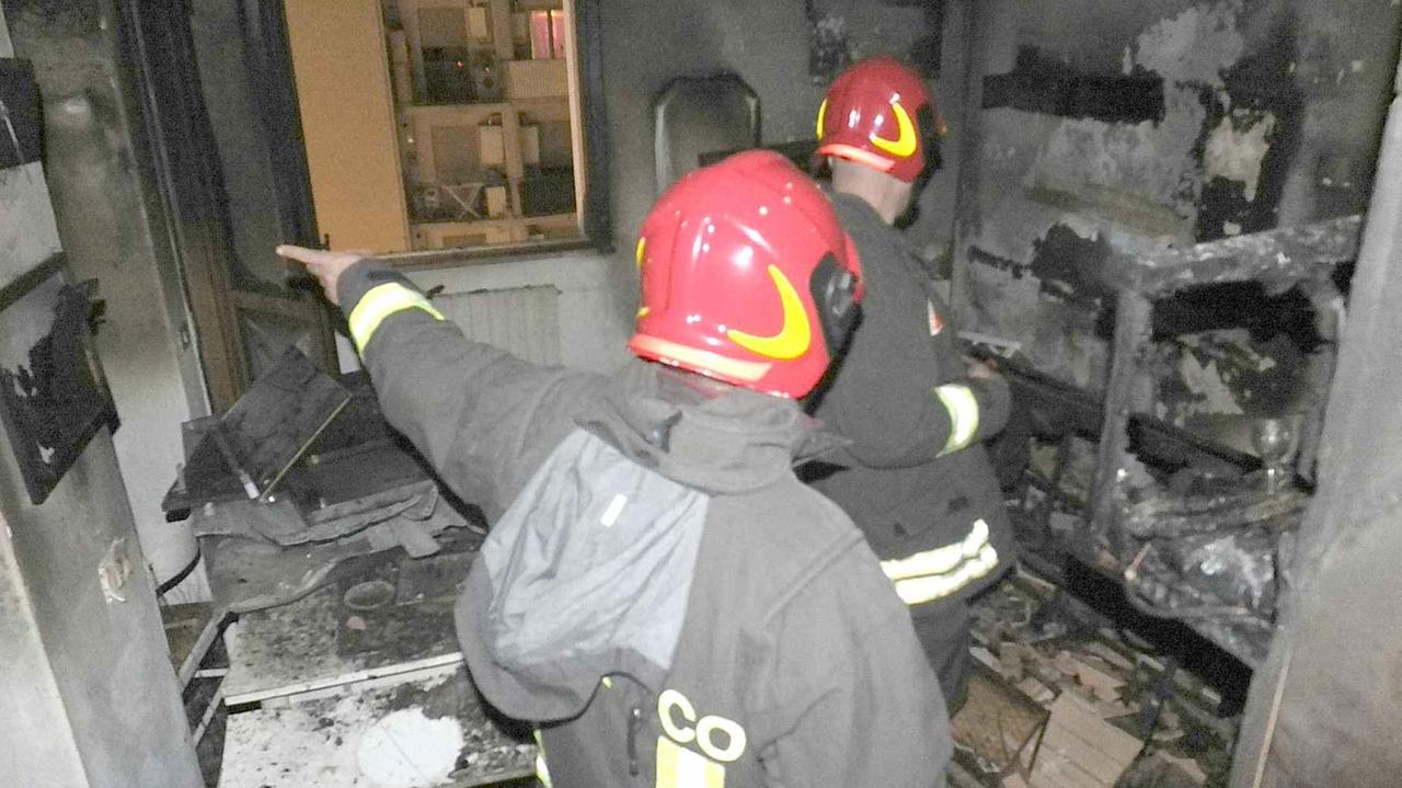 Il soggiorno distrutto dalle fiamme