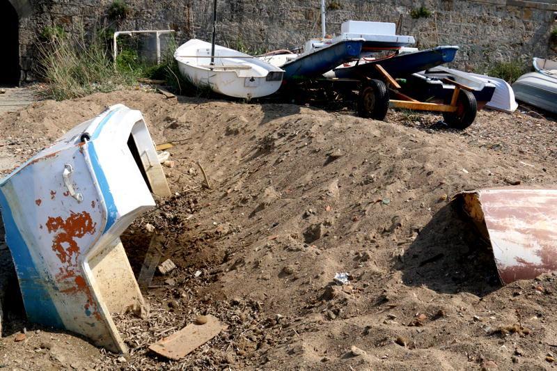 La spiaggetta dei cani di Ardenza ingombra da relitti di vecchie barche (Marzi-Pentafoto)