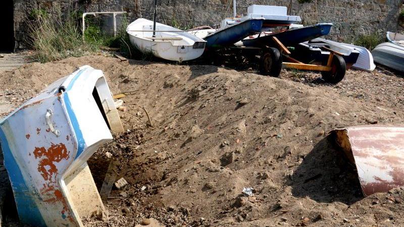 La spiaggetta dei cani di Ardenza ingombra da relitti di vecchie barche (Marzi-Pentafoto)